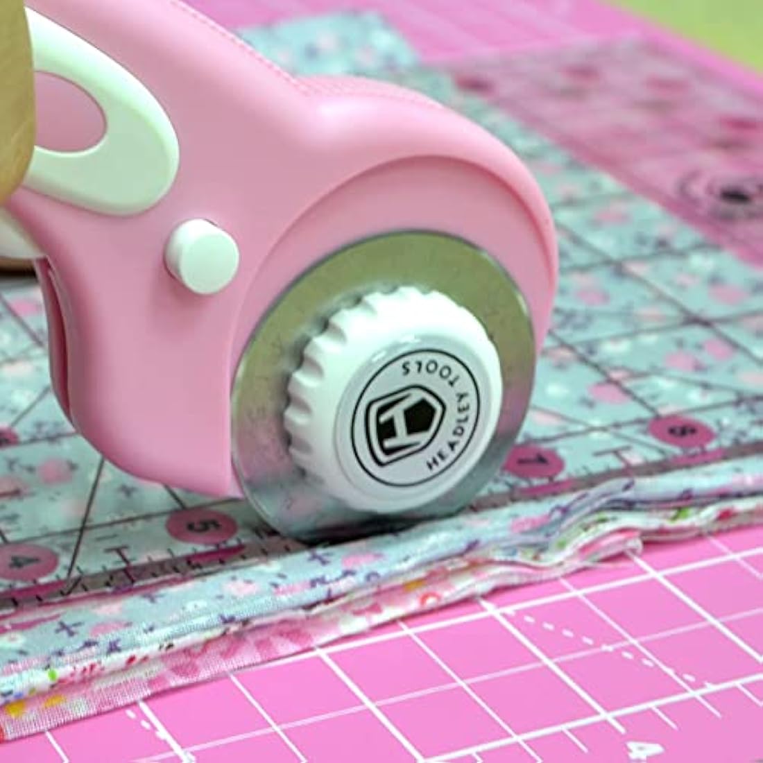 Rotary Cutter Set Pink - Quilting Kit incl. 45mm Fabric Cutter, 5 Extra Rotary Blades, A2 Self Healing Cutting Mat, Acrylic Ruler and Sewing Clips, Scissors, Ideal for Crafting, Sewing, Patchworking