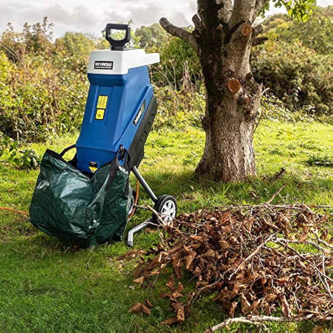 Hyundai Electric Garden Shredder, 2400w, 230v, 4200rpm speed, Portable with 10m Power Cable, Detachable collection bag and 3 Year Warranty
