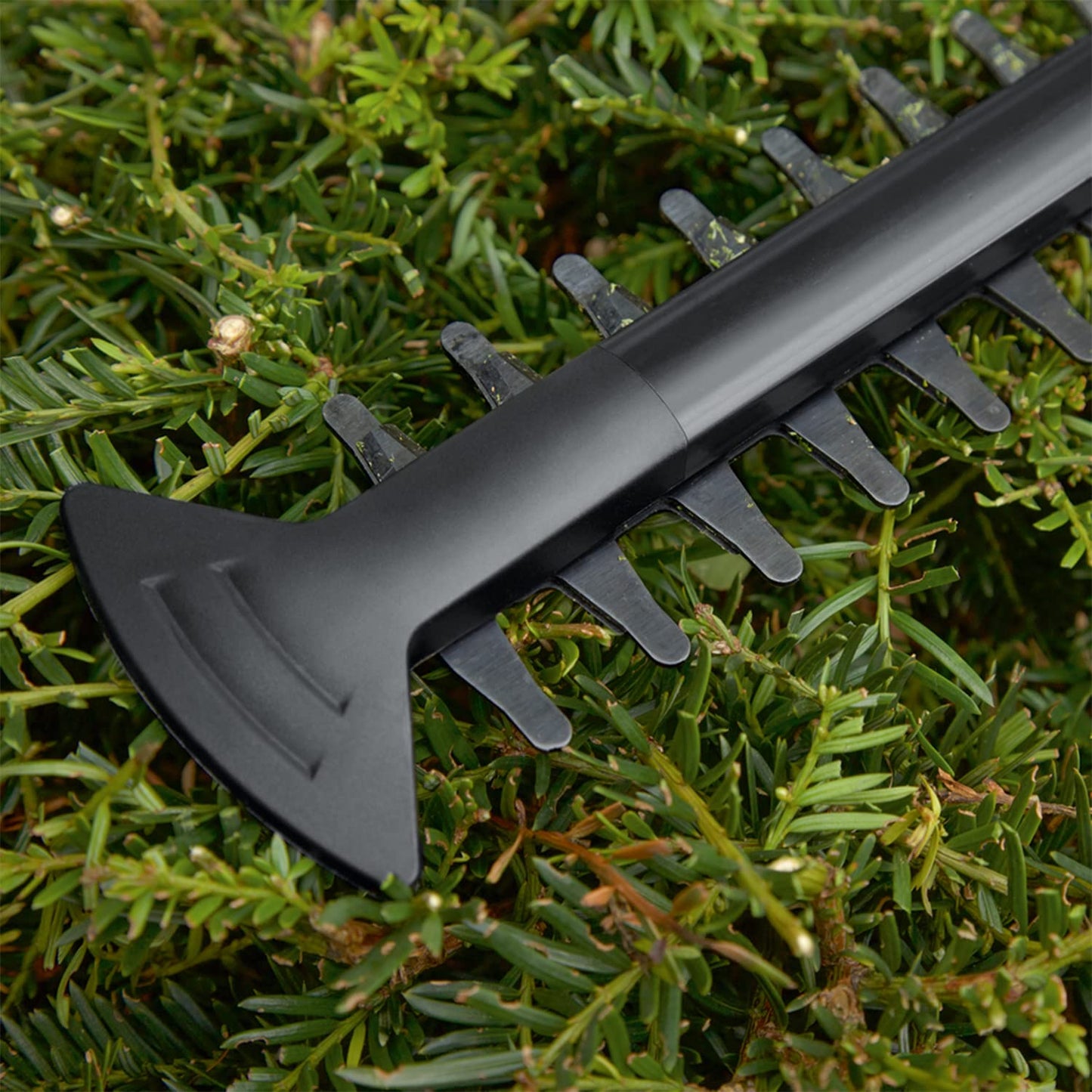 Bosch Cordless Hedge Cutter EasyHedgeCut 18V-52-13 (Without Battery; 18 Volt System; Blade Length 52 cm; for Trimming Smaller Hedges; in Carton