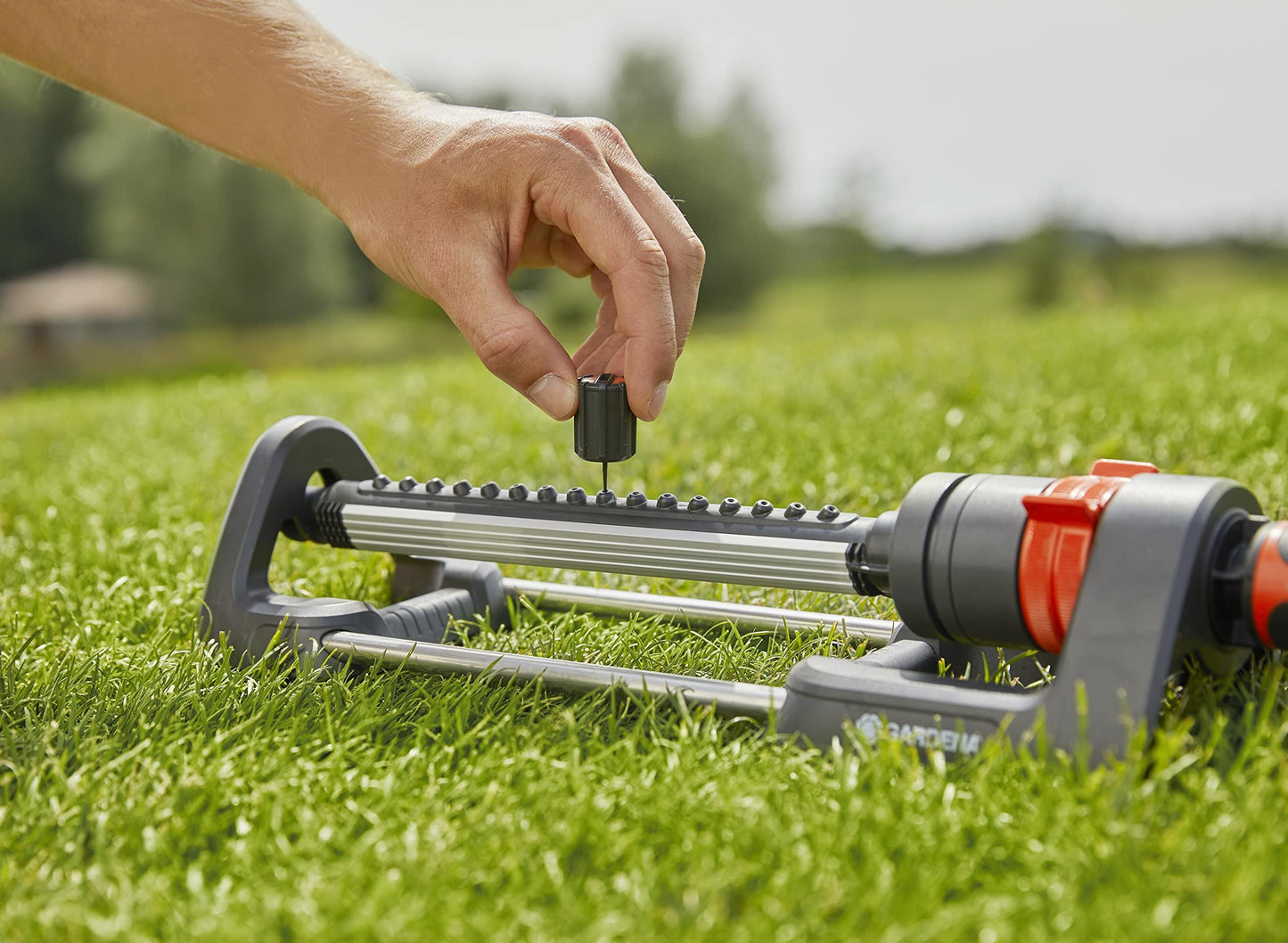 Gardena Aqua L rectangular oscillating sprinkler: Lawn sprinkler for watering areas of 120?280 m?, range 8?16 m, spread max. 16 m, built-in metal