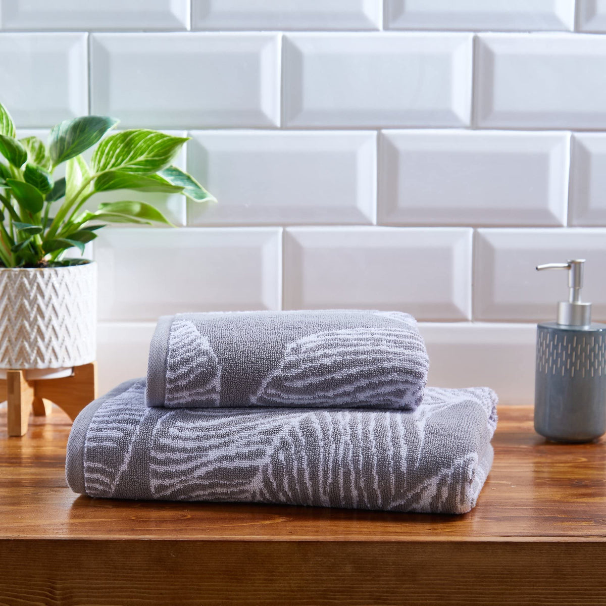 Fusion - Grey Leaf Bath Towel 70 x 130cm - 100% Cotton - Super Soft - Tropical Palm Leaves Towel - Grey & White Bath Towel/Bath Sheet - Grey