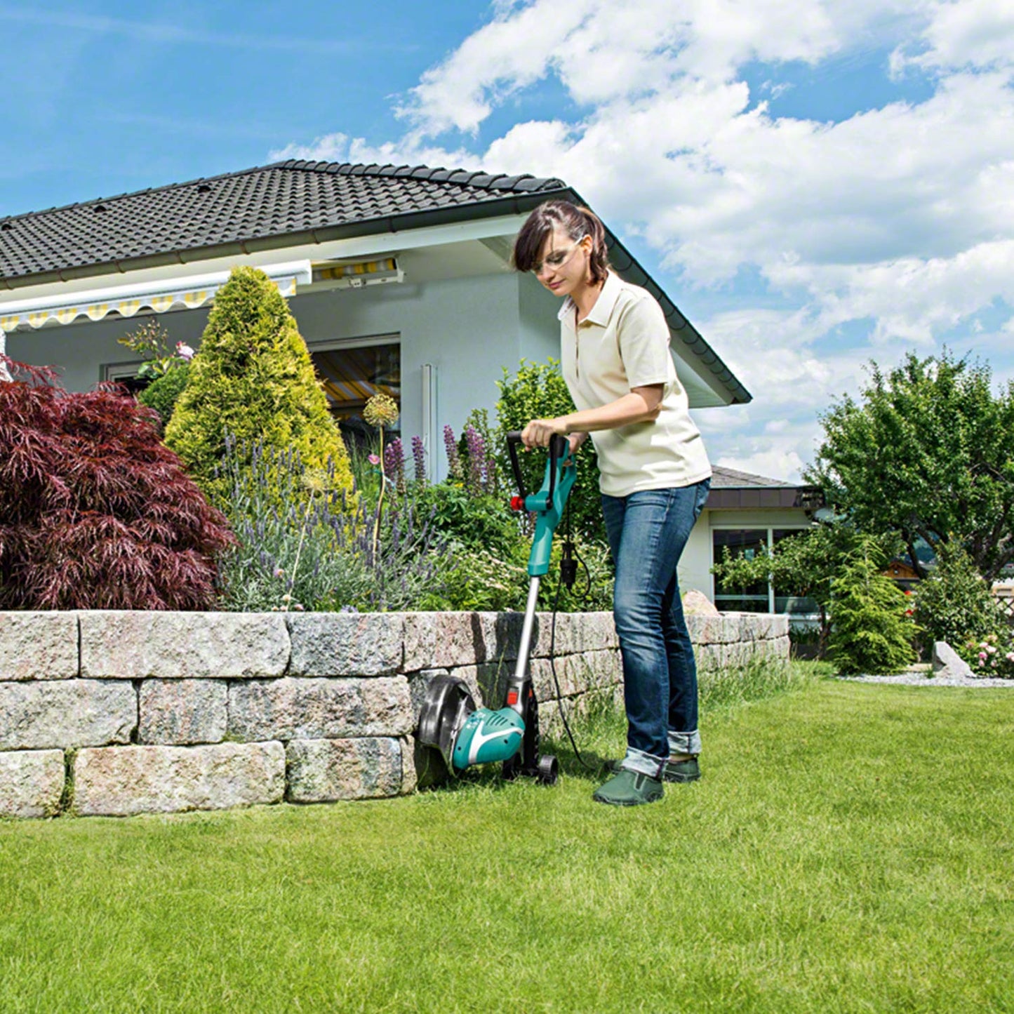 Bosch Grass Trimmer ART 30 - High-Performance Trimming for Your Lawn (550 W, Cutting Diameter 30 cm, Carton Packaging)