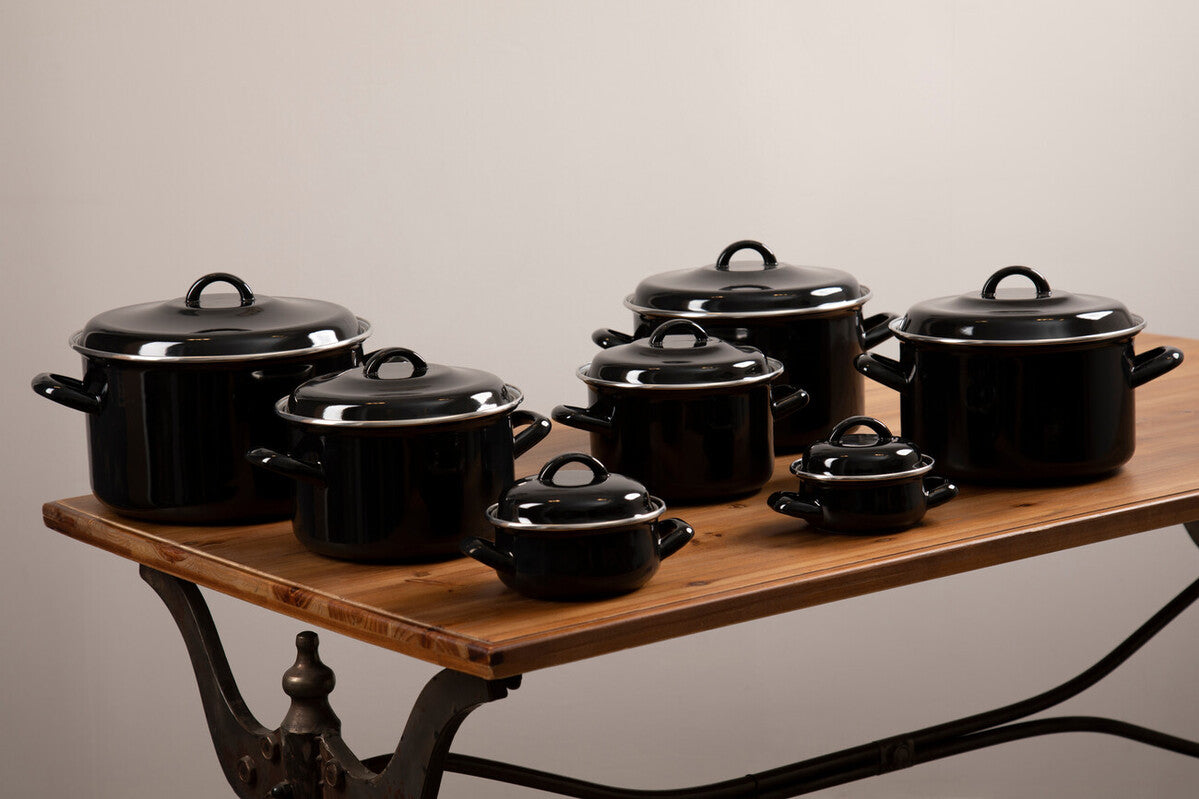 Porter Black Enamel 22cm Casserole Dish