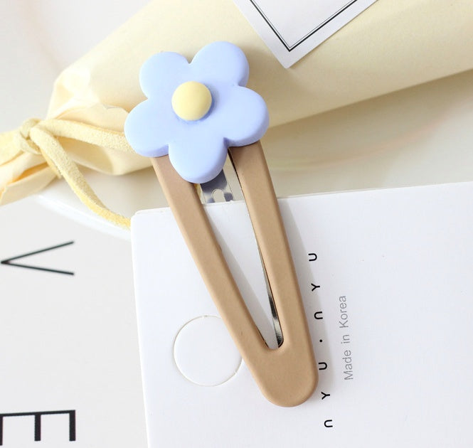 Contrast resin flower pin