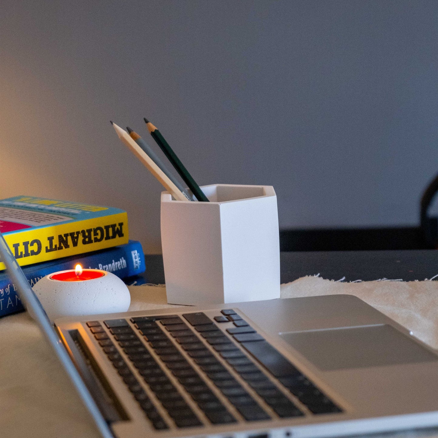 WHITE CONCRETE HONEYCOMB POT