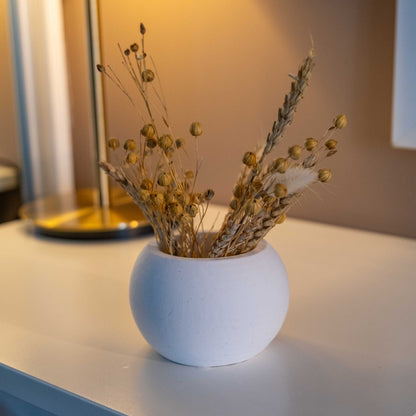 WHITE CONCRETE ROUND POT