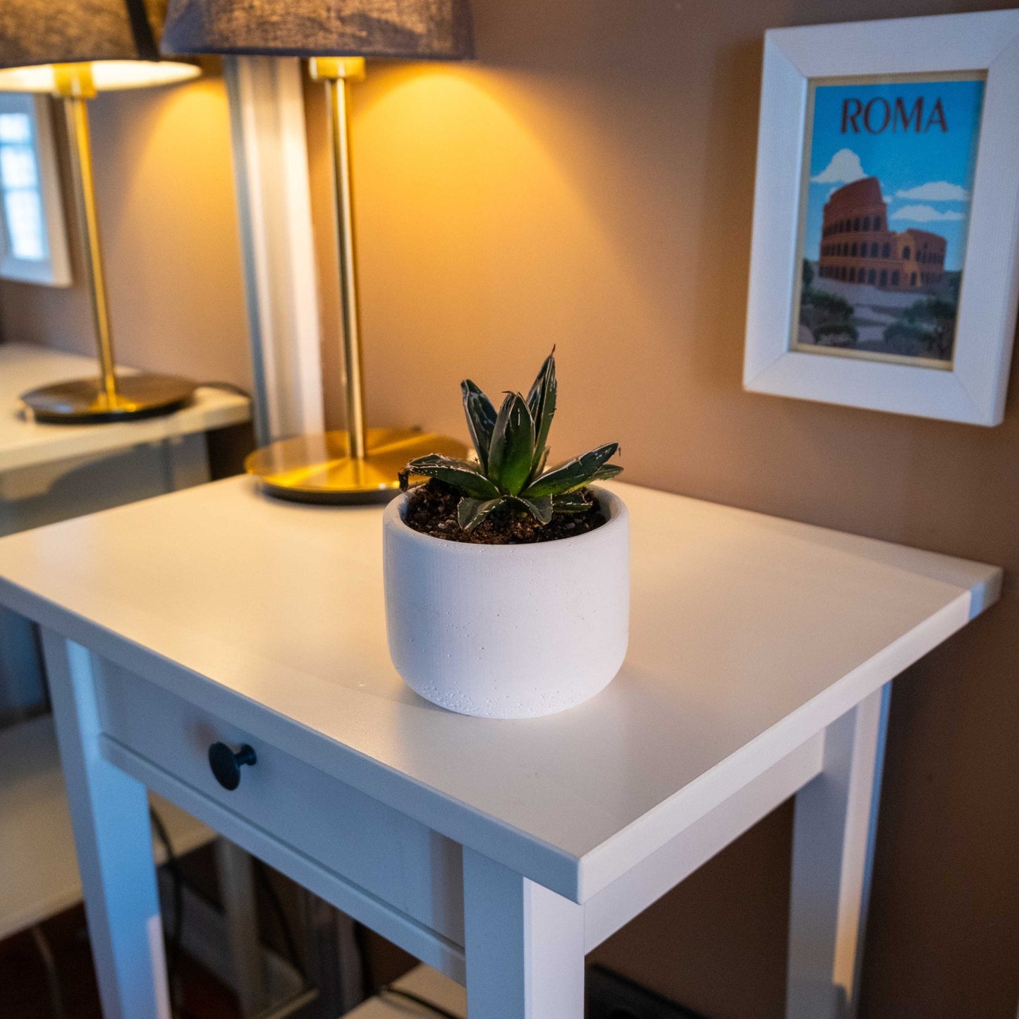 WHITE CONCRETE WIENER POT