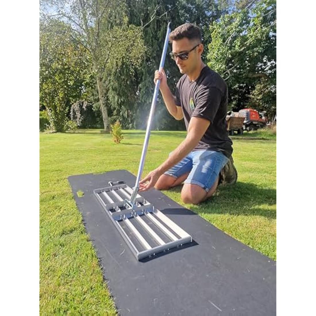 British Manufacturing Solutions 46” wide Stainless Steel Levelawn Lute: Premium levelling rake for top dressing, seeding, soil/sand. Luxury full-length heavy-duty aluminium handle. (46"wide)