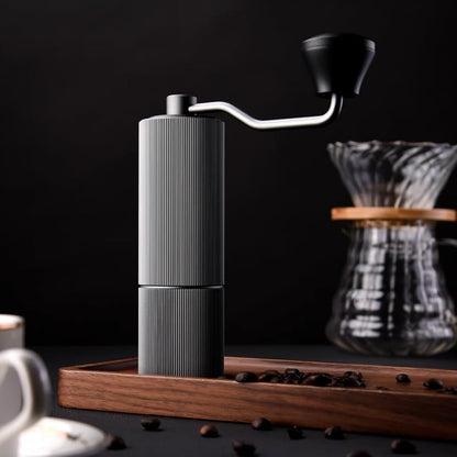 ELMWAY Manual Coffee Grinder – Stainless Steel Burr & Shaft, Dual Bearings, Lightweight Aluminium Body & Handle, Adjustable Grind, ABS Support Frame, Travel Pouch – Silver