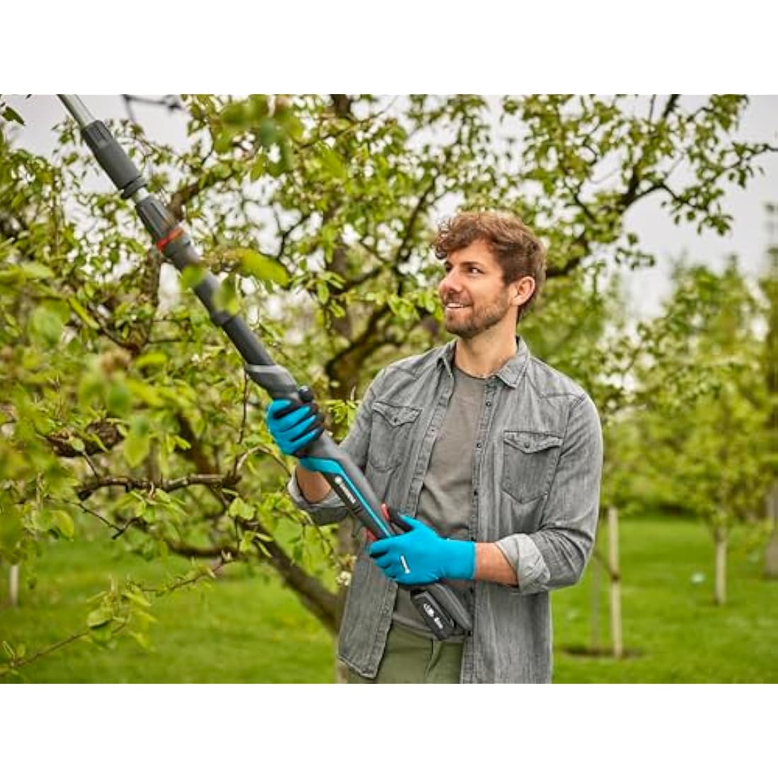 Gardena Cordless Telescopic Tree Pruner HighCut 250/18V P4A no battery: Lopper with telescopic handle for branches up to 4 m high, rotating cutting head, ergonomic handle, LED display (14774-55)