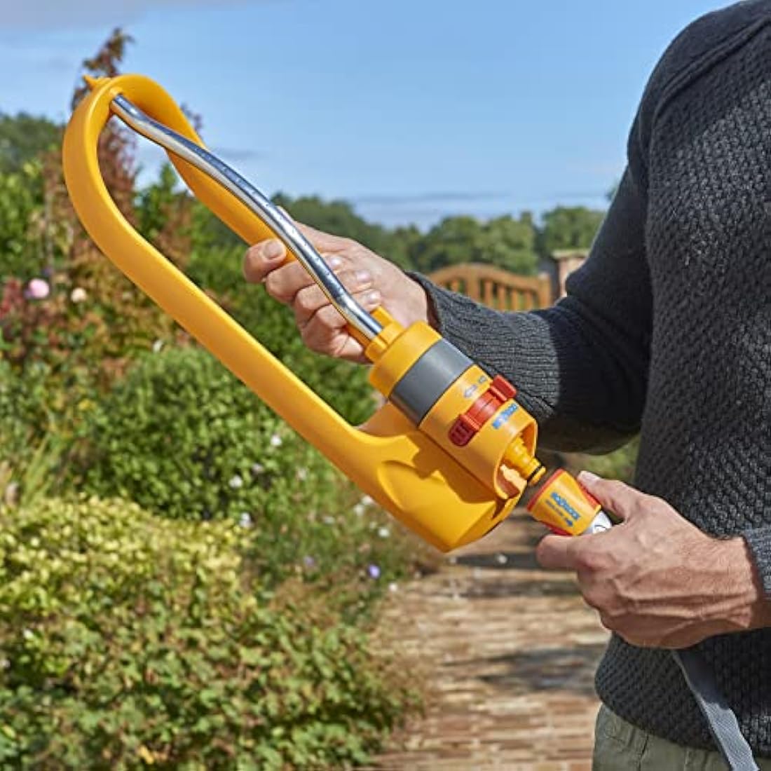 HOZELOCK - Rectangular Oscillating Sprinkler Plus 200 m² : Medium-area Tractor-mounted Spray Sprinkler, Ideal for Lawn and Established Plant, Adjustable Oscillation: 17 Jets Even Coverage [2974P0000]