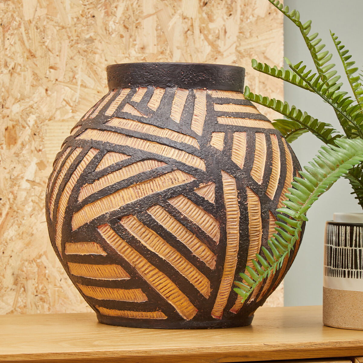 Darnell Round Natural And Black Vase