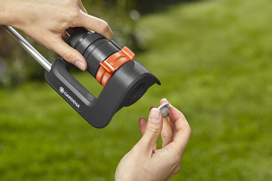 Gardena Aqua L rectangular oscillating sprinkler: Lawn sprinkler for watering areas of 120?280 m?, range 8?16 m, spread max. 16 m, built-in metal