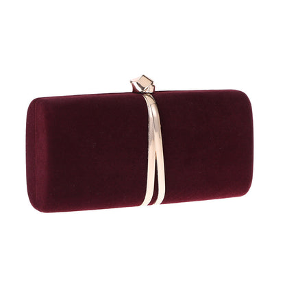 Ou Meimei holding a hard box small square bag dinner bag