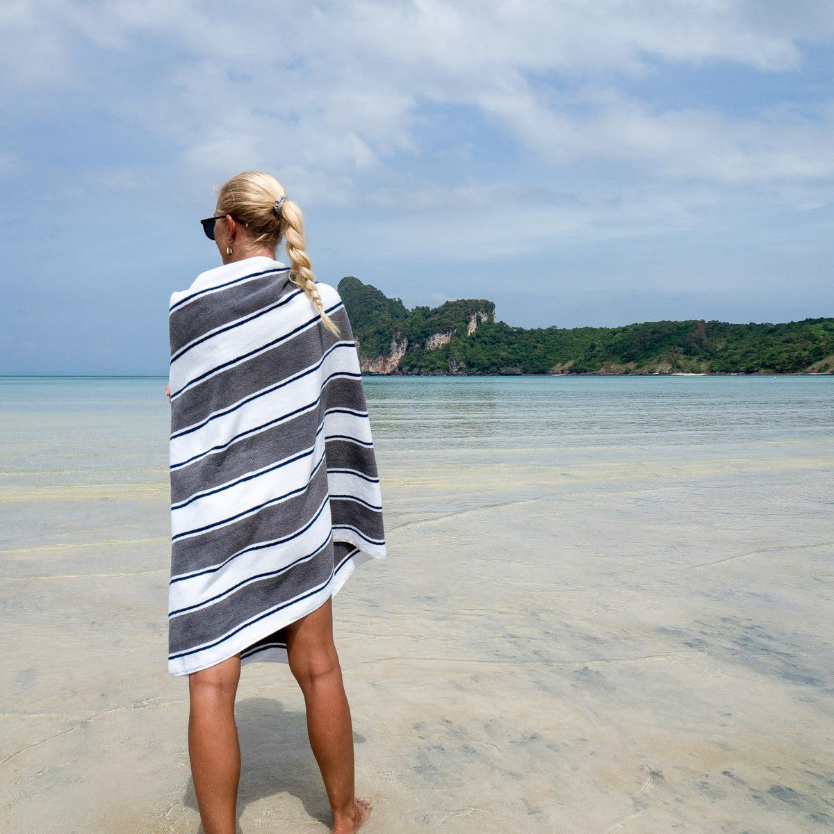 Aston & Arden Arkwright LLC Oversized Beach Towel - 100% Ring Spun Cotton, 600 GSM Soft Quick Dry Bath Towels Perfect for Hotel Pool and Bathroom Tub