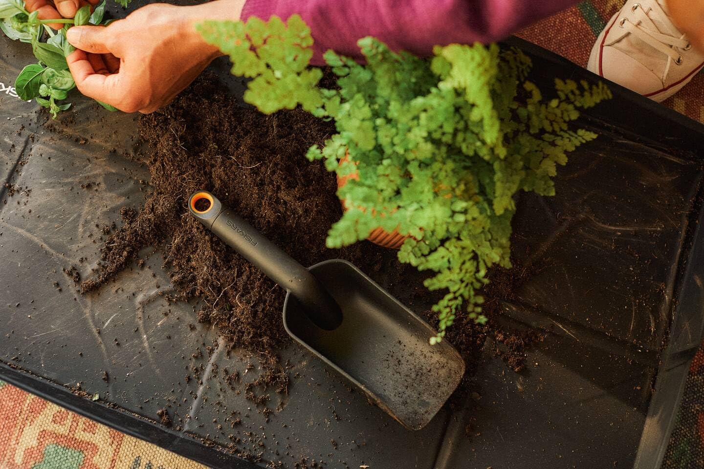 Fiskars Planting Mat, Foldable, High mat edge, Suitable for repotting, 82.5 x 44.5 cm, Black, 1071304