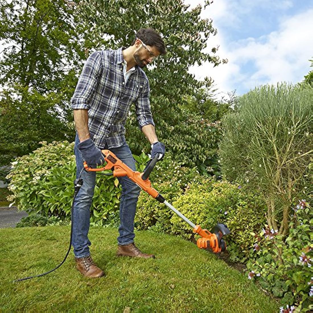 BLACK+DECKER Electric Strimmer 450W, 24V, Corded, Automatic Single Line Feed, Cutting Width 25cm, BESTA525-GB