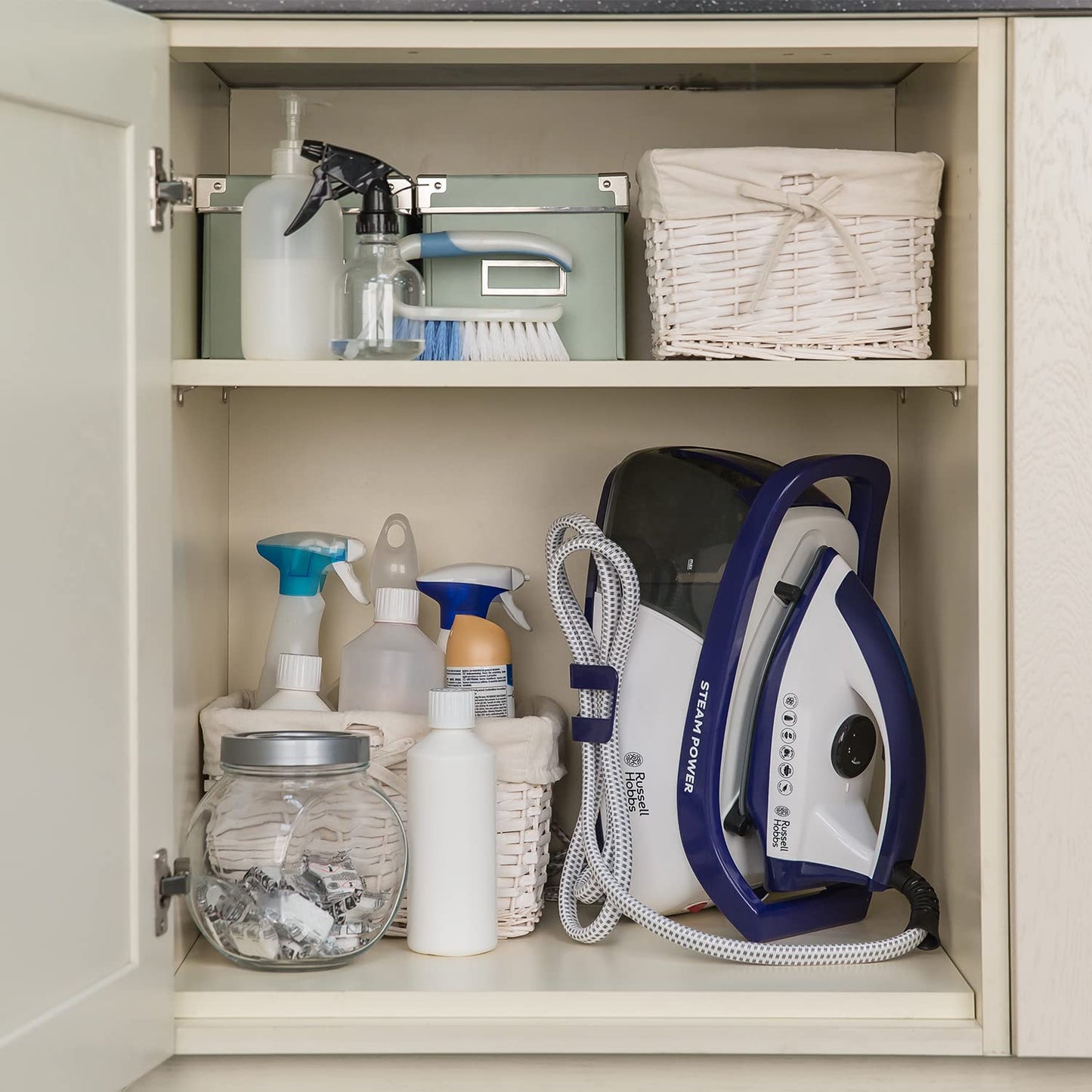 Russell Hobbs Steam Iron [2600W,100g/min continuous steam] SteamPower (4.5 bar pressure, 60sec heat up time, 1.9m cord, 3 steam settings, 1.3 L tank,