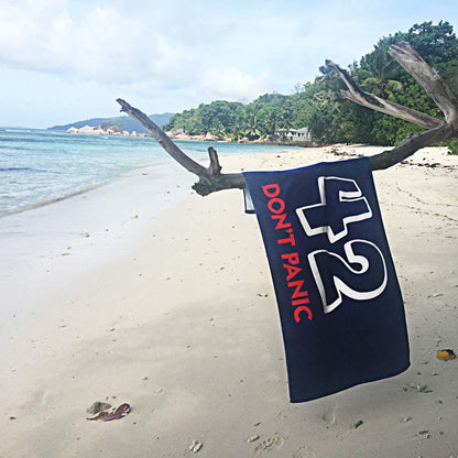 getDigital Bath Towel 42 Do Not Panic - Large Beach Towel for Fans of Douglas Adams Books - 70 x 140 cm, 100% Cotton