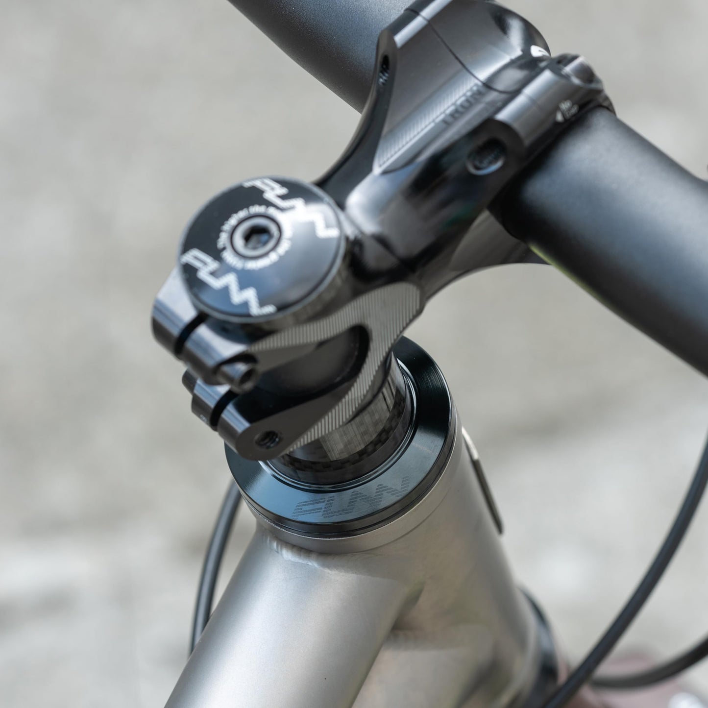 Funn Descend Upper Headset ZS56/28.6, Zero Stack Angular Contact Bearing Upper Headset, Durable and Lightweight Alloy Headset for Mountain Bike, BMX