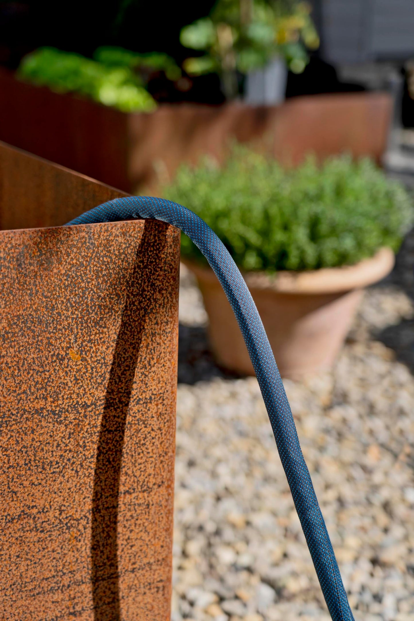 Gardena Liano Xtreme 1/2 inch, 15m + bag: Extremely robust textile garden hose, for indoor water taps, with PVC inner tube, lightweight,