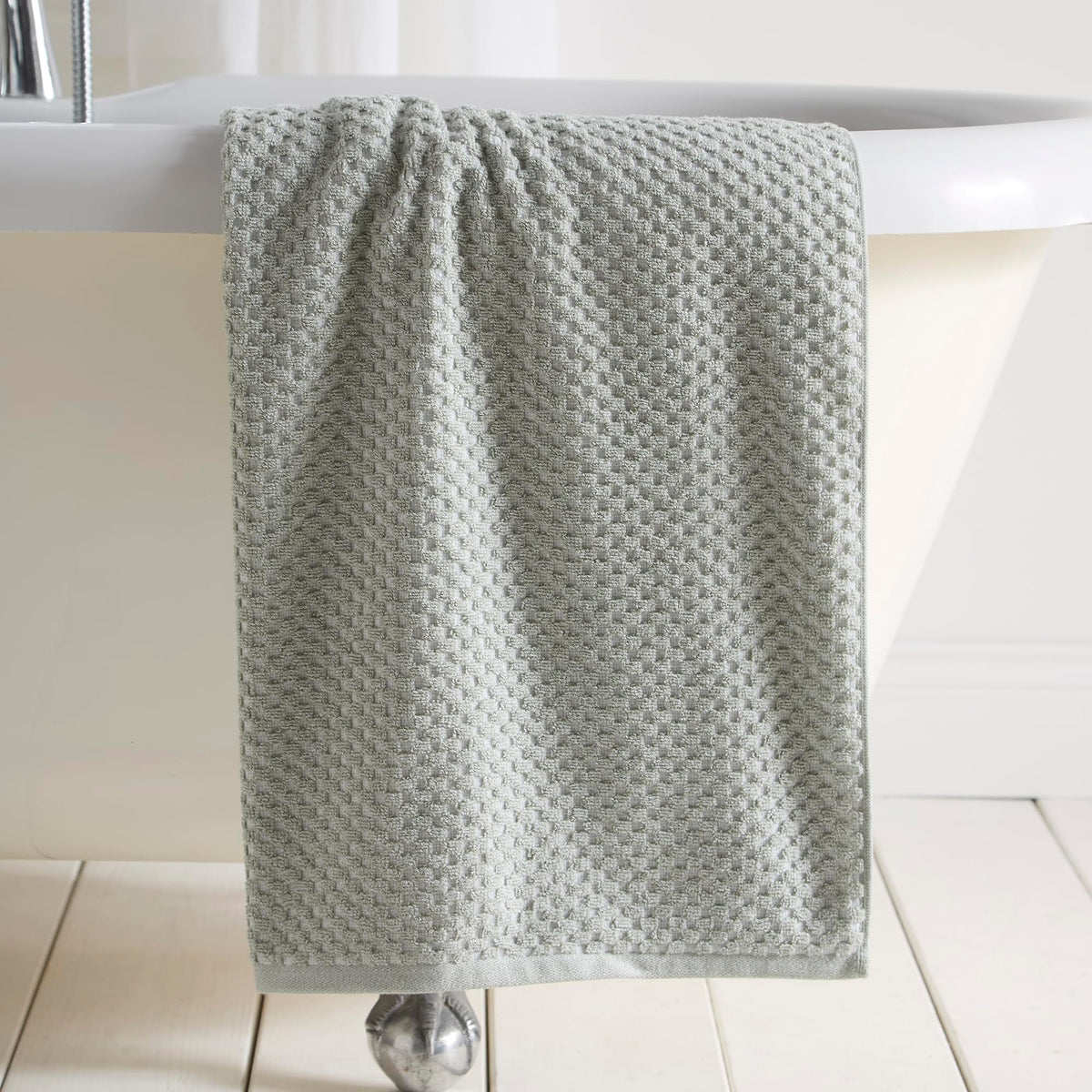 Dreams & Drapes Popcorn Check Bath Towel Green – Soft Absorbent 100% Cotton Jacquard Textured Bathroom Towel, Quick‑Dry