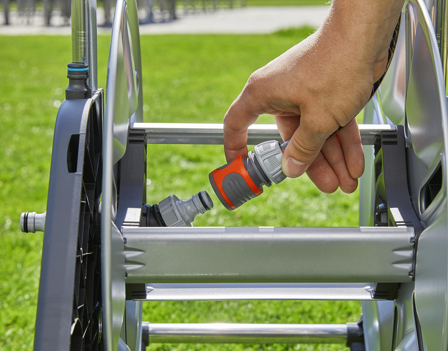 Gardena CleverRoll M Metal: Hose trolley with up to 60 m capacity, especially sturdy with a stable hose guide and anti-drip device (18541-20)
