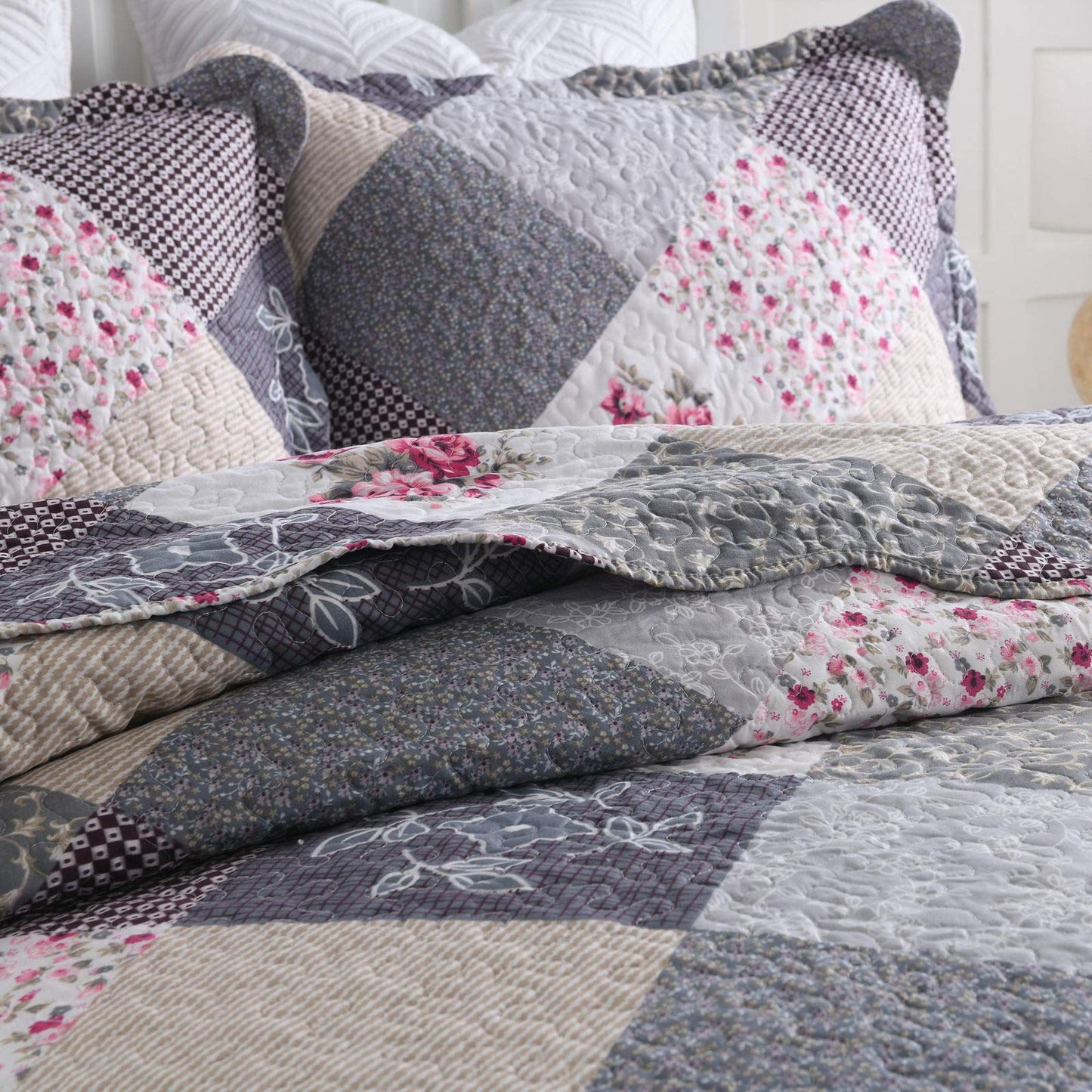 Qucover Bedspread Super King Size Lightweight Soft Microfiber Reversible Patchwork Quilted Bedspread, Elegant Rose Floral and Grey Checked Pattern