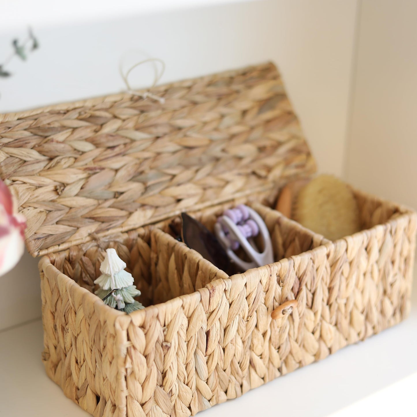 Wicker Bathroom Basket with Lid, Water Hyacinth Toilet Tank Basket with 3 Compartments, Woven Storage Box for Bathroom Organizer (33.5 x 13 x 11.5 cm)