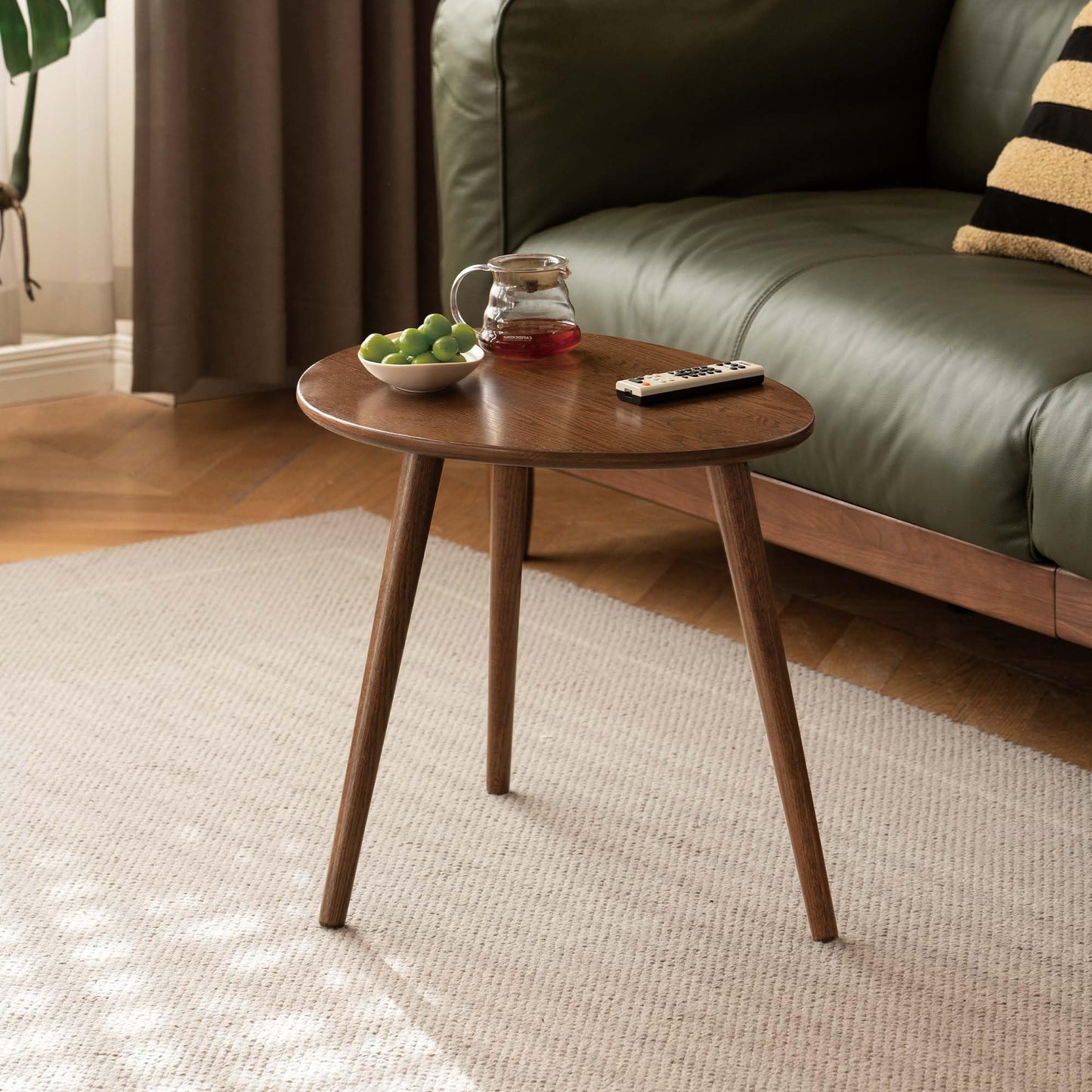 YESWOOD Round Side Table, Coffee Table with Solid Wood Legs, Sofa Table in Pebble Shape, Modern Side Table for Living Room, Balcony, Walnut