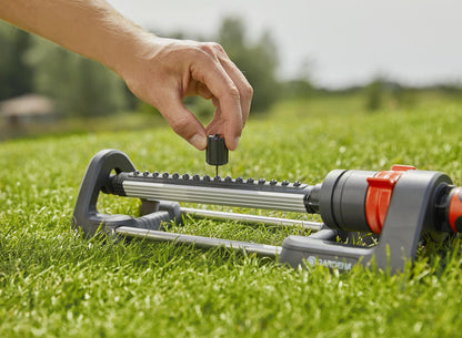 Gardena Aqua L rectangular oscillating sprinkler: Lawn sprinkler for watering areas of 120?280 m?, range 8?16 m, spread max. 16 m, built-in metal
