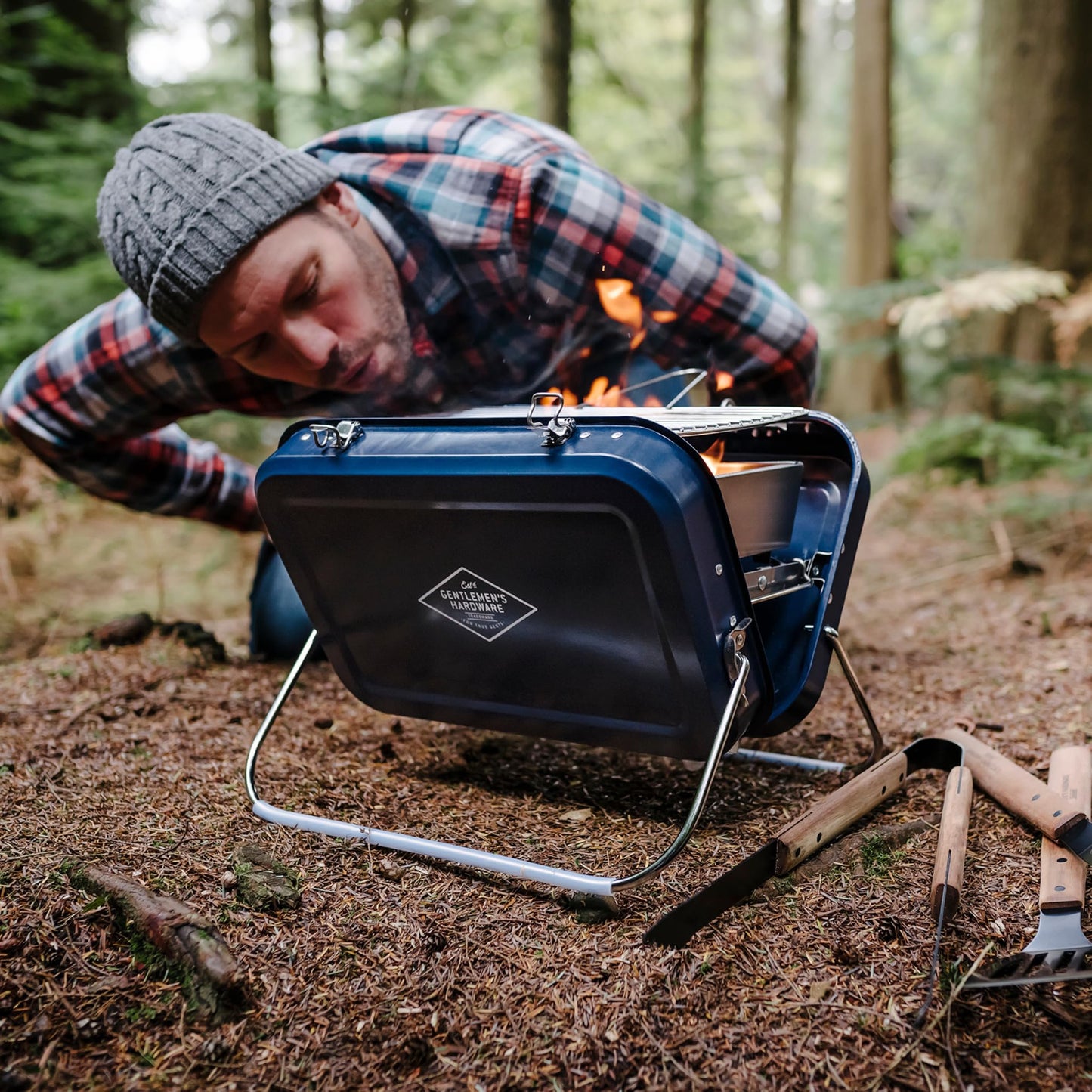 Gentlemen's Hardware Portable BBQ, Lightweight Suitcase-Style in Stainless Steel, Colour: Navy/Blue, 32 x 31.5 x 40 cm, GEN253. Grill and Coal Tray