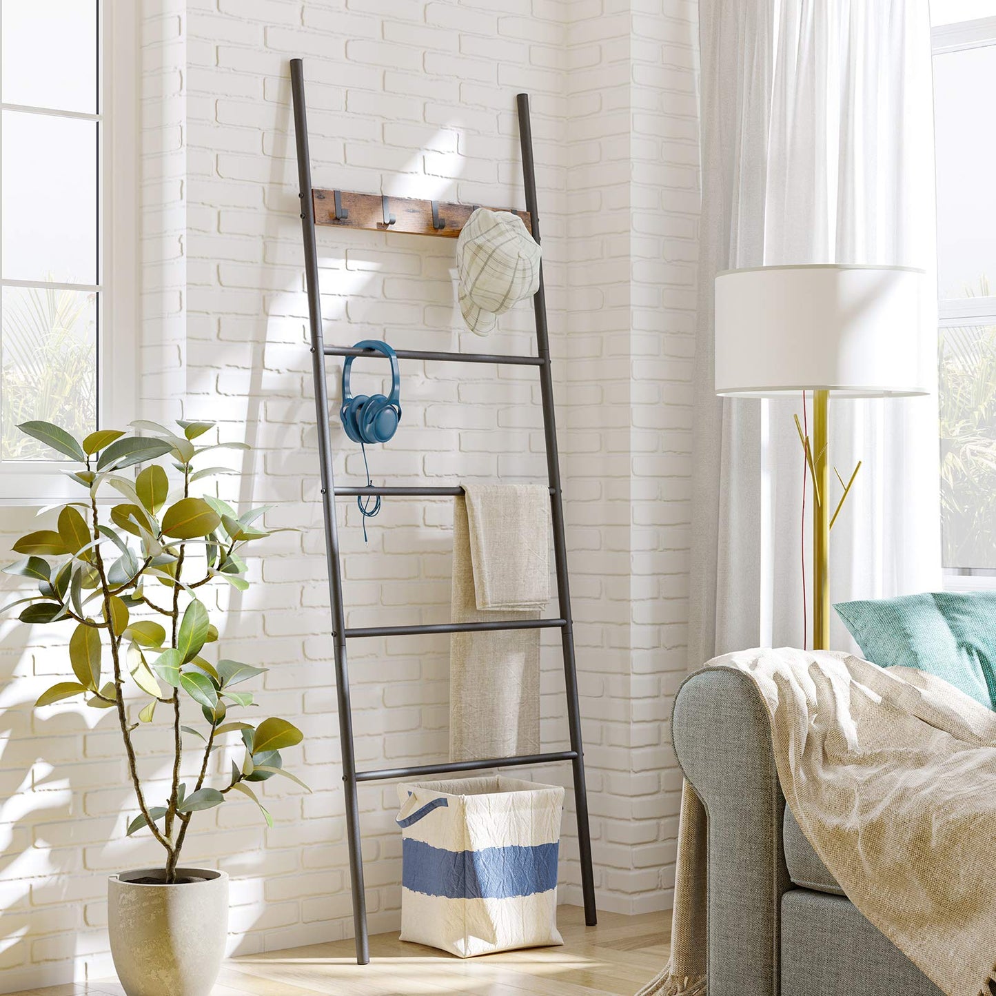 HOOBRO Towel Ladder, Blanket Ladder, Leaning Ladder Rack, Bathroom Towel Rack, with 5 Crossbars and 5 Hooks, Strong Storage Function, Metal Frame