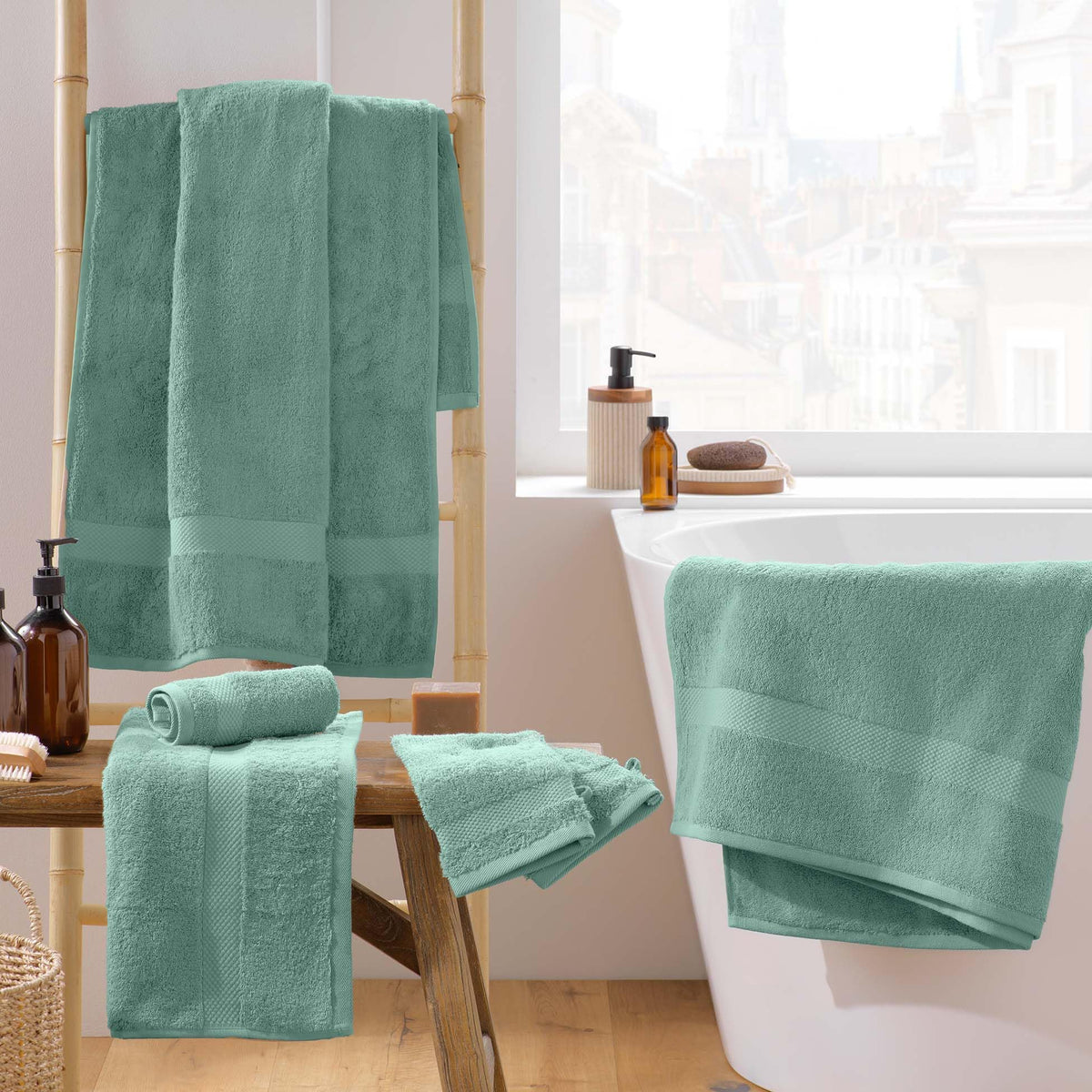douceur d'intérieur, Elegance Celadon Bath Towel (70 x 130 cm) 100% Cotton Plain
