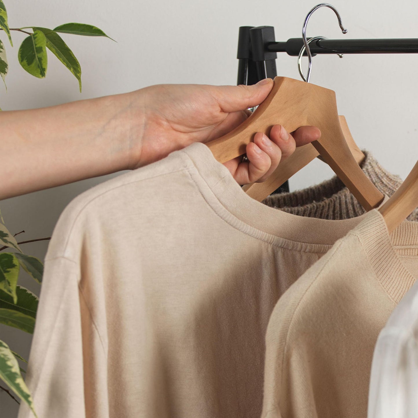Beldray Wooden Clothes Hangers – Pack of 5 Sturdy Suit Hangers, Multifunctional Garment Hangers with Trouser Bar, Wardrobe Organiser