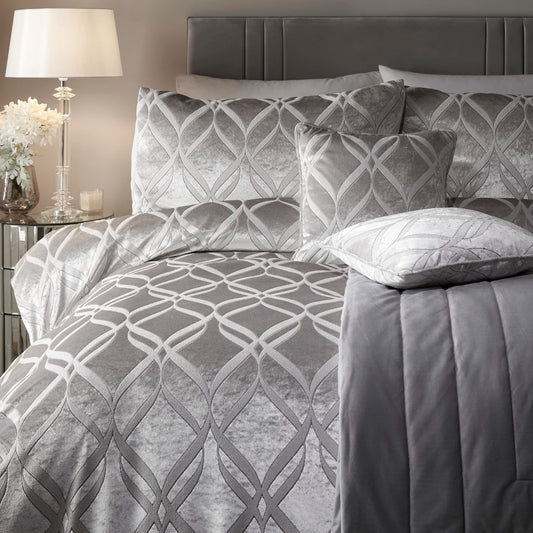 Soiree - Luxury Silver Ogee Velvet Duvet Cover - King Bedding Size (230 x 220cm) - 2x Pillowcases - Soft & Cosy Velvet Bedding in Silver -Jacquard -