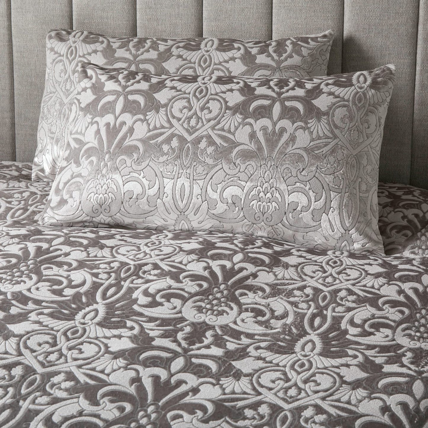 Laurence Llewelyn-Bowen - Silver Embossed Damask Duvet Cover & Pillowcases - Double (200 x 200cm) - Luxury Velvet Bedding Set - Jacquard