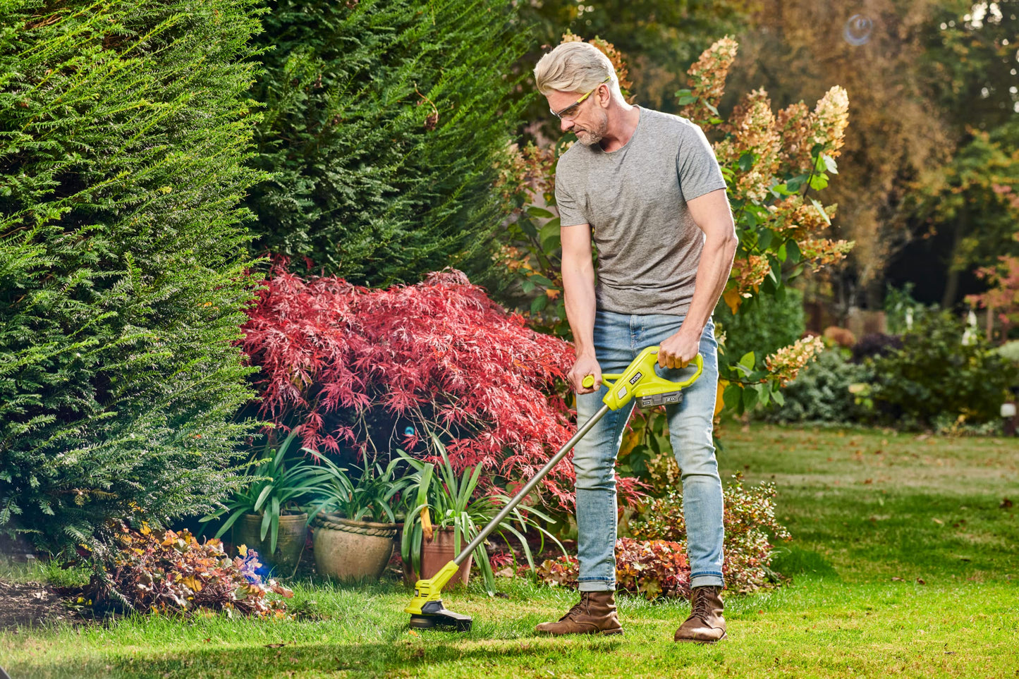 Ryobi 18 V ONE+ Cordless Grass Trimmer RY18LT23A-0 (Cutting Width 23 cm, EasyEdge for Switch Between Edge and Trimming Mode, Includes 1 x Line Spool,