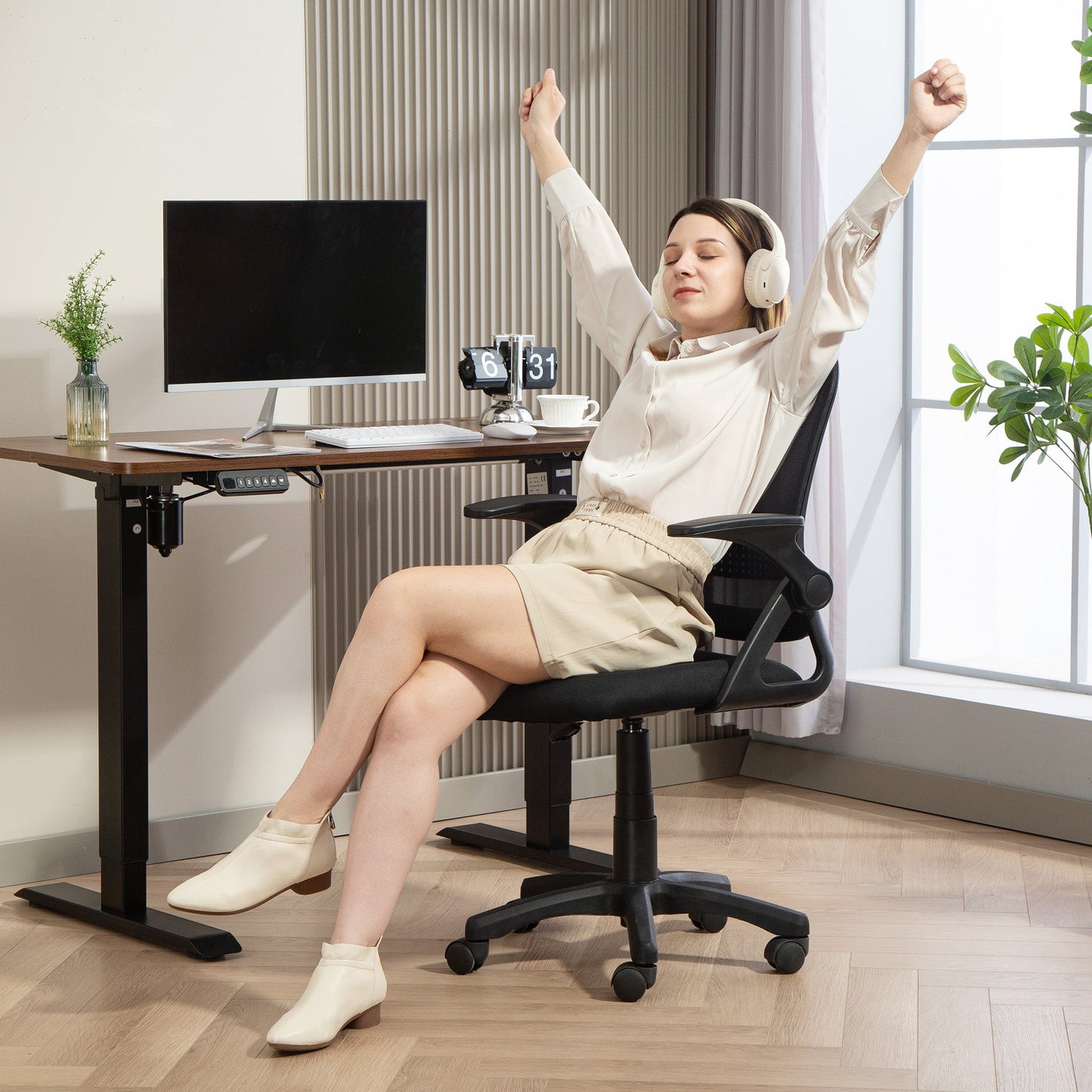 HOMCOM Breathable Mesh Office Chair, Ergonomic Swivel Computer Chair with Flip-up Armrests, Lumbar Back Support for Home/Office, Black
