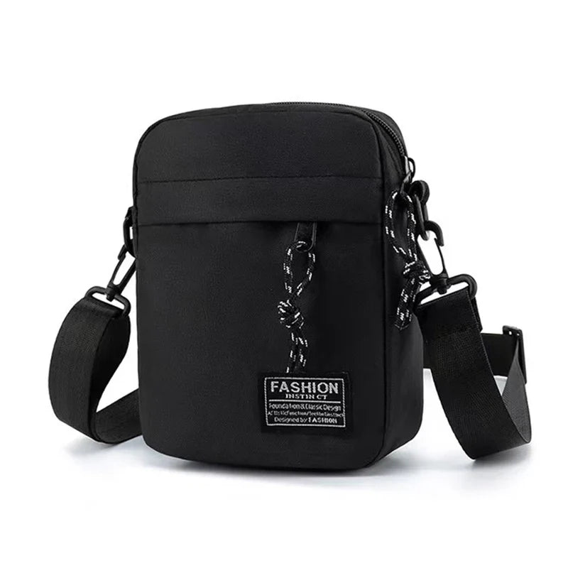 Men's bag, available in single shoulder or cross-body design, suitable for daily use during school. Made of nylon material.