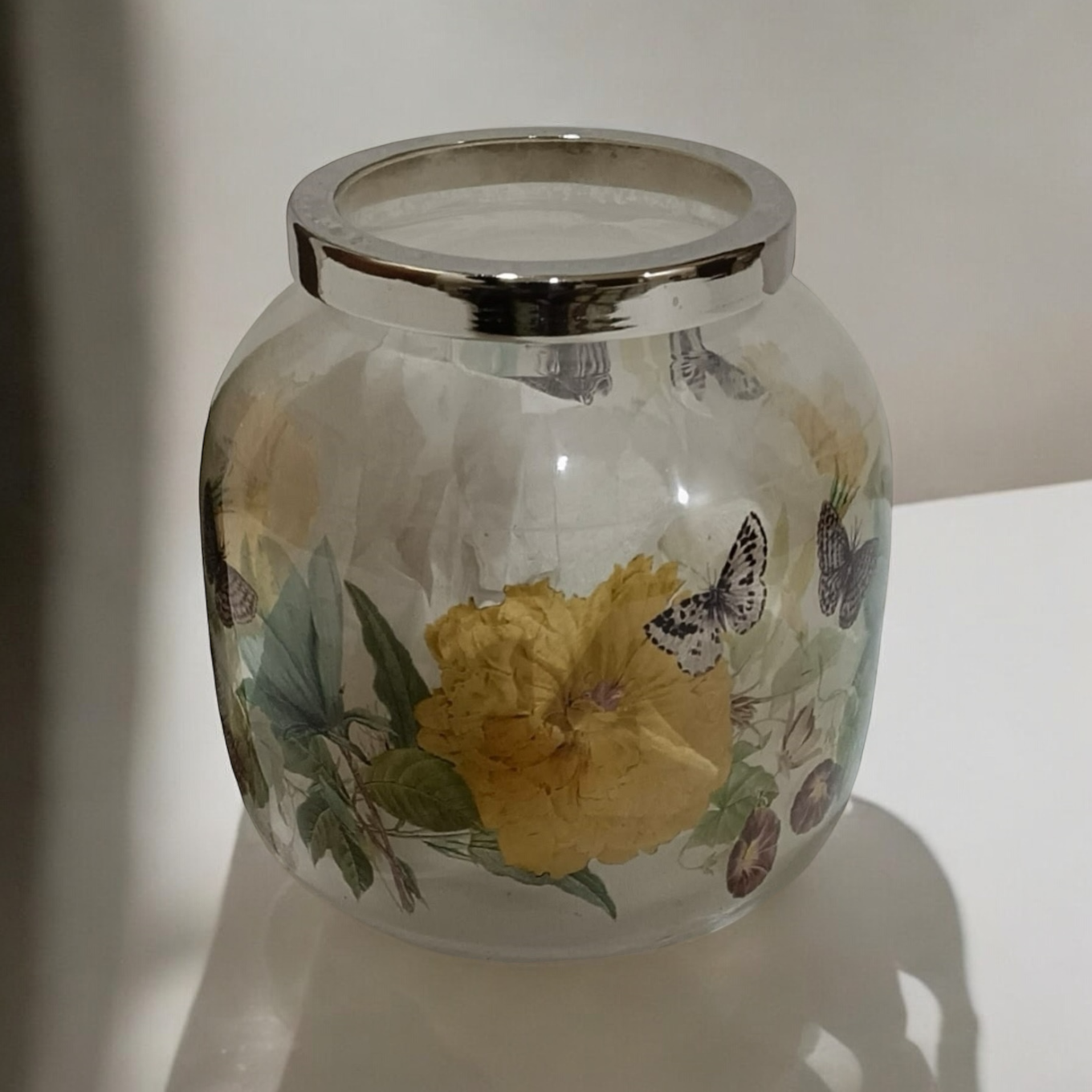 Elegant and Stylish 13cm Round Glass Flower Vase - Classic Centrepiece for Fresh or Artificial Flowers - Perfect for Home Decor, Weddings, and Special Occasions