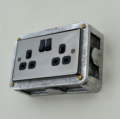 Mirror Finish Switched 13A Double Socket 230V 2 Gang 2G Socket Cast Metal Conduit Switch Industrial