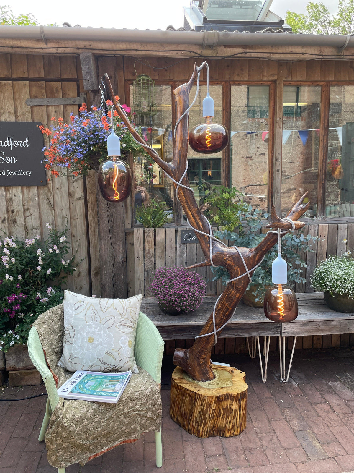 Outdoor tree lamp