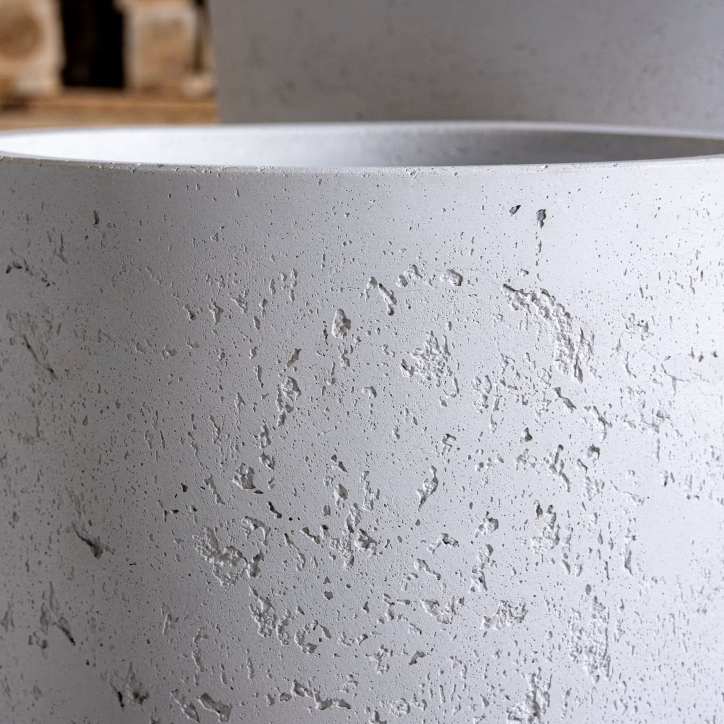 Vessara | White Mist – 100cm XXL Concrete Vase Planter – 172L Tall Plant Pot